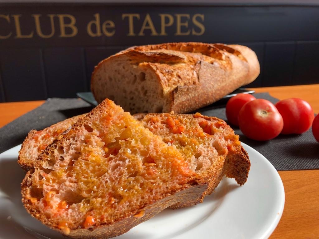 Pan con tomate